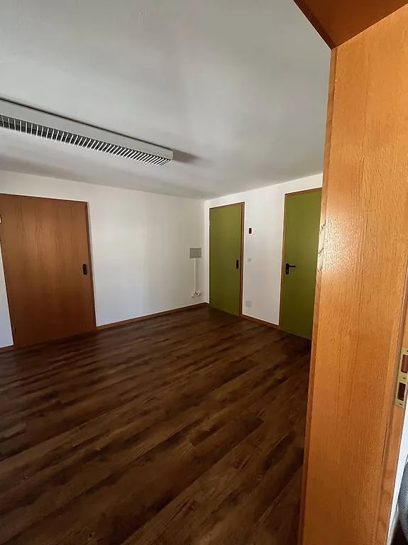 Location de bureau - 2 pièces avec parking inclus - Roveredo