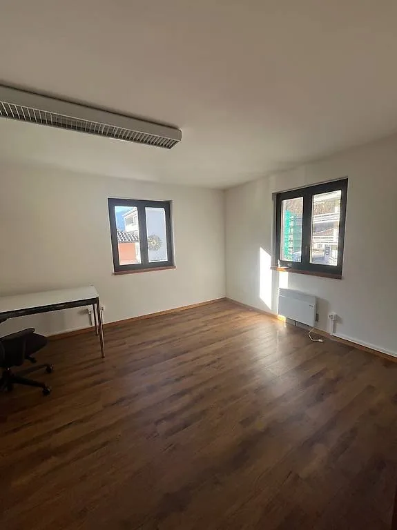 Location de bureau - 2 pièces avec parking inclus - Roveredo