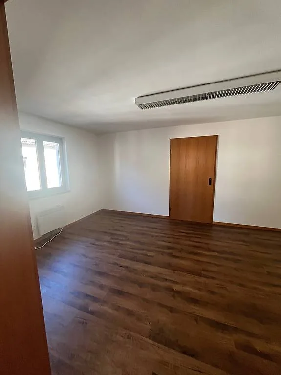 Location de bureau - 2 pièces avec parking inclus - Roveredo