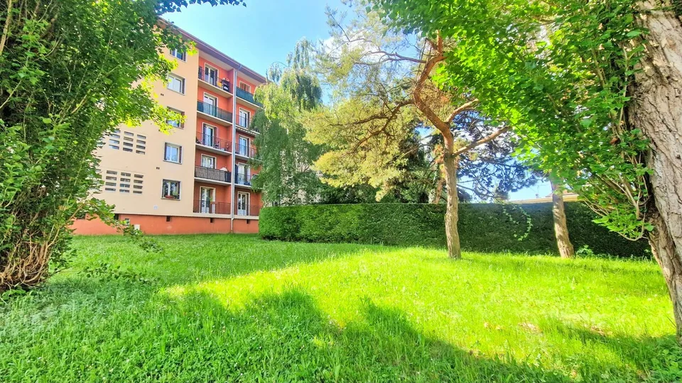 Angenehmes T4 mit Parkplatz und Keller in Annemasse Romagny