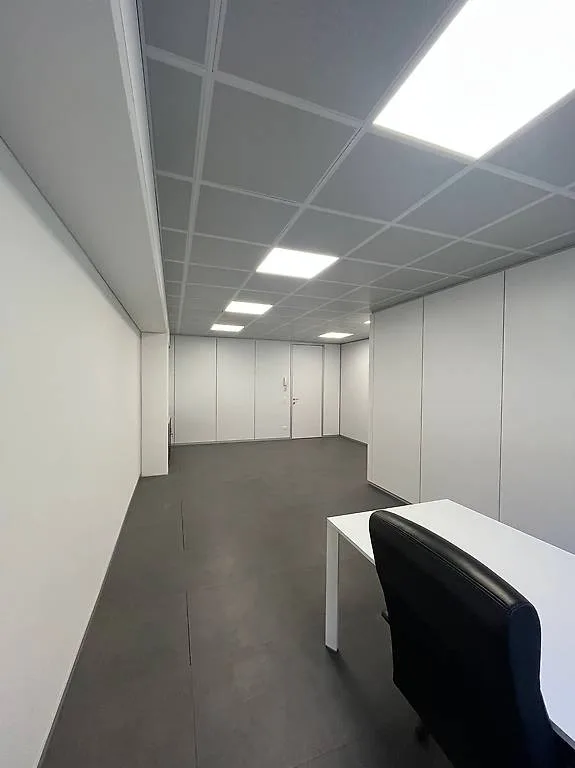 Ampio ufficio commerciale nel Centro MiX Moesa Servizi