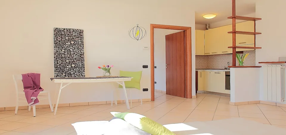 Galliate Lombardo in piccola residenza, ultimo piano, ampio due locali con box.