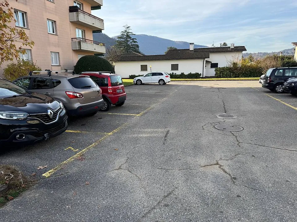 Affittasi posteggi esterni a Caslano