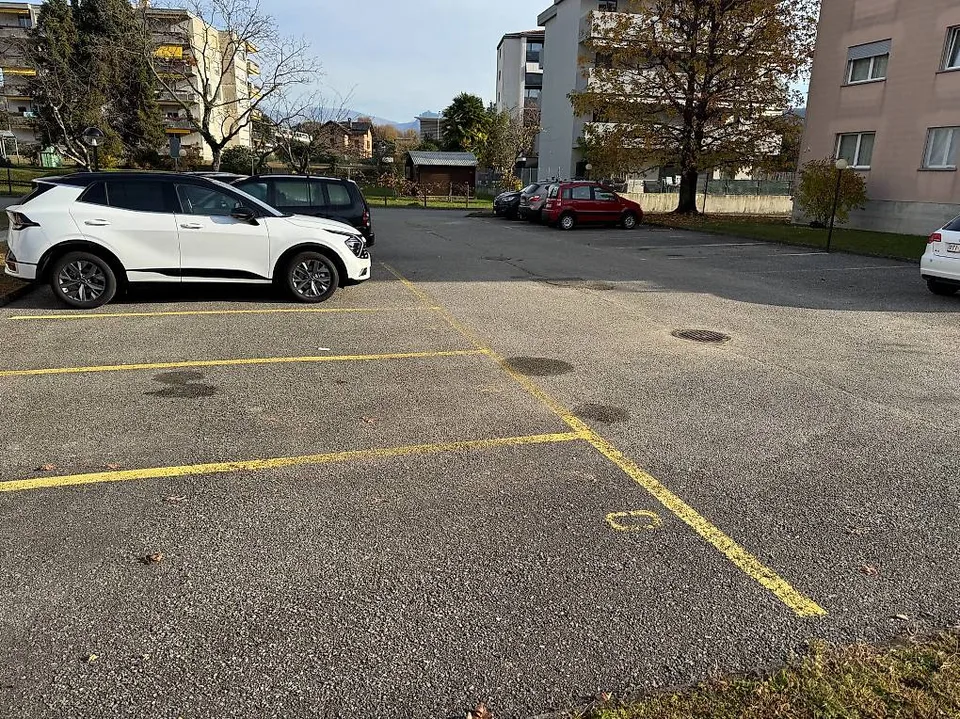 Affittasi posteggi esterni a Caslano