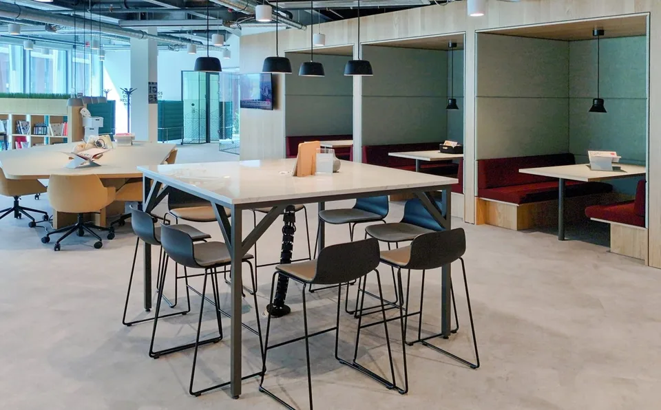Ufficio design per 25 persone a Spaces Quartier de l'Étang