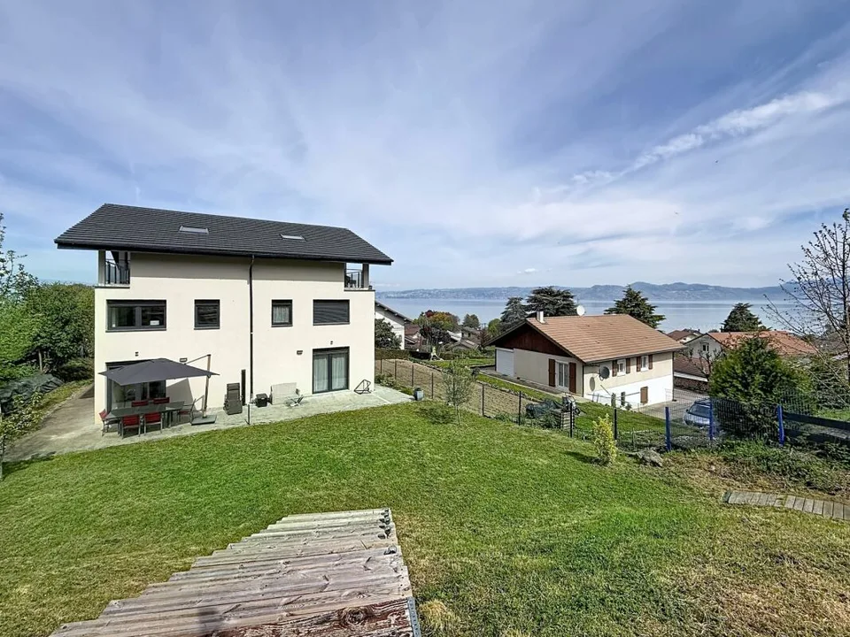 Lotto di due case gemelle di 5,5 locali con una casa indipendente di 31m2 a Lugrin con vista sul lago