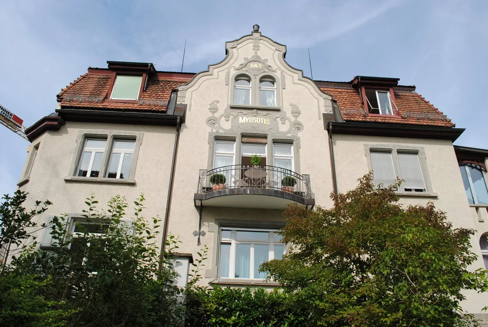 Attraktive 3 1/2 Zi. Wohnung mit verglastem Balkon