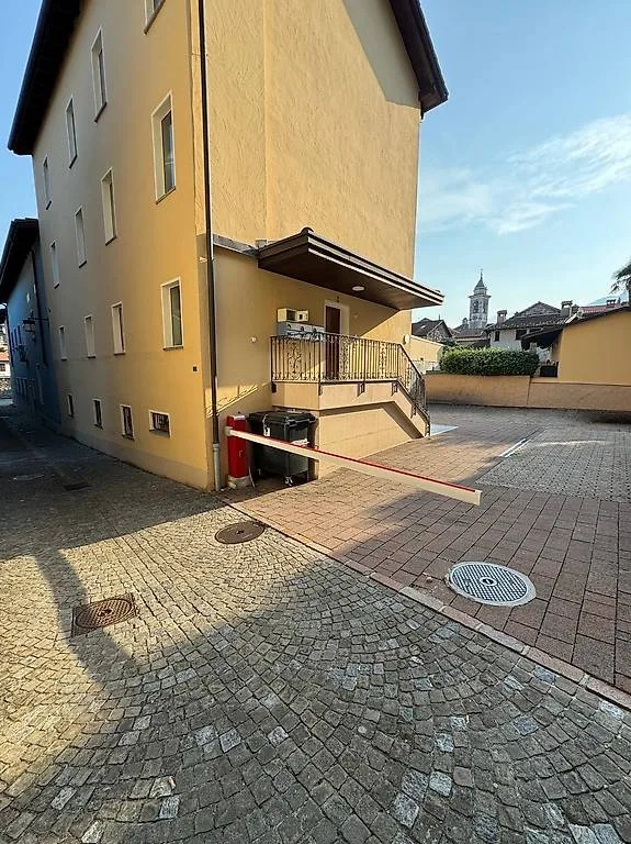 Parking extérieur dans cour privée avec barrière