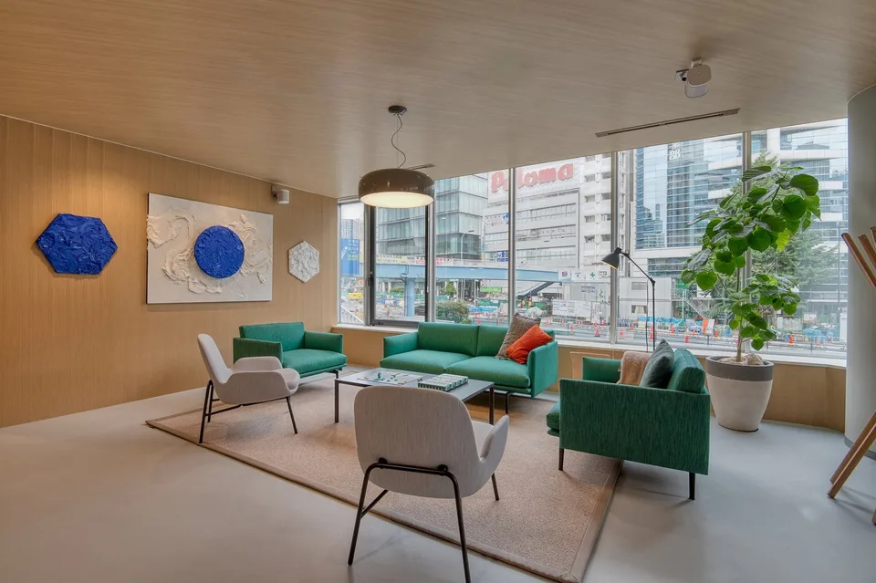 Office space for 40 in Spaces R2 Tower