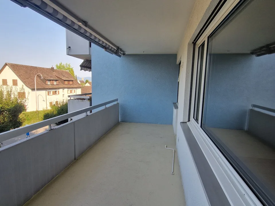 Helle und grosszügige 4.5-Zimmerwohnung mit sonnigem Balkon