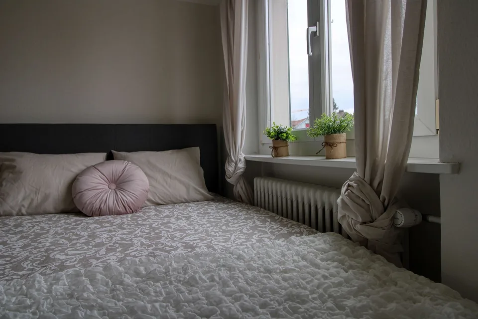 Möbliertes Zimmer in modernisierter Wohnung an top Lage