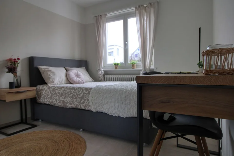 Möbliertes Zimmer in modernisierter Wohnung an top Lage