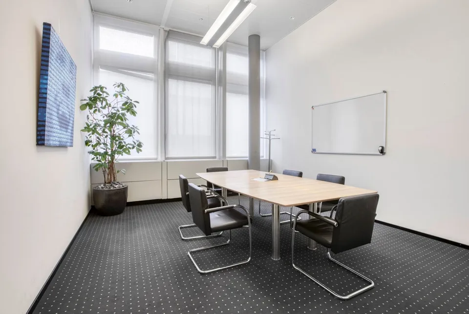 Spazio ufficio privato per 20 in Regus Dammstrasse