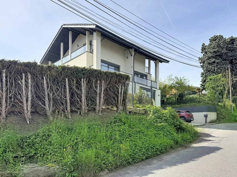 Zwei aneinandergebaute 5,5-Zimmer-Häuser in Lugrin mit Seeblick