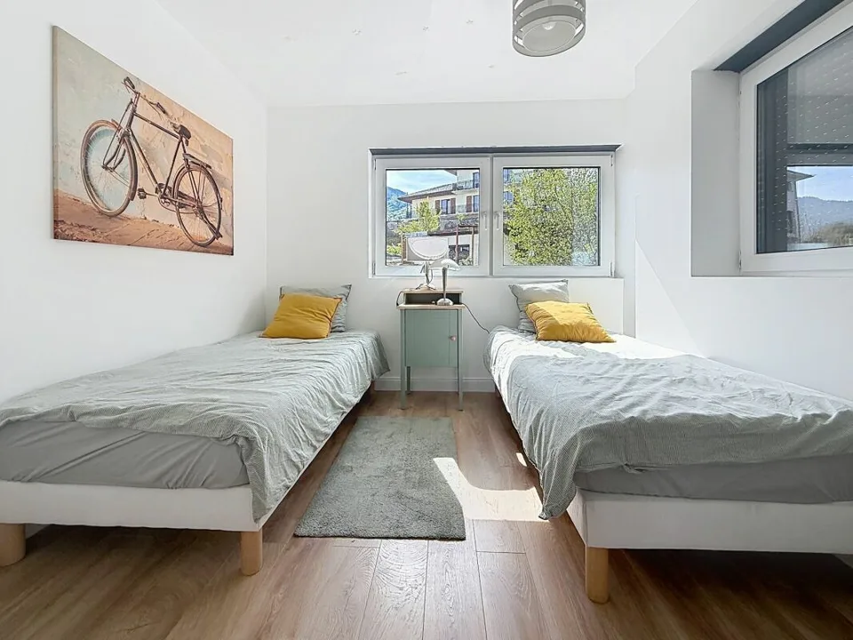 Zwei aneinandergebaute 5,5-Zimmer-Häuser in Lugrin mit Seeblick