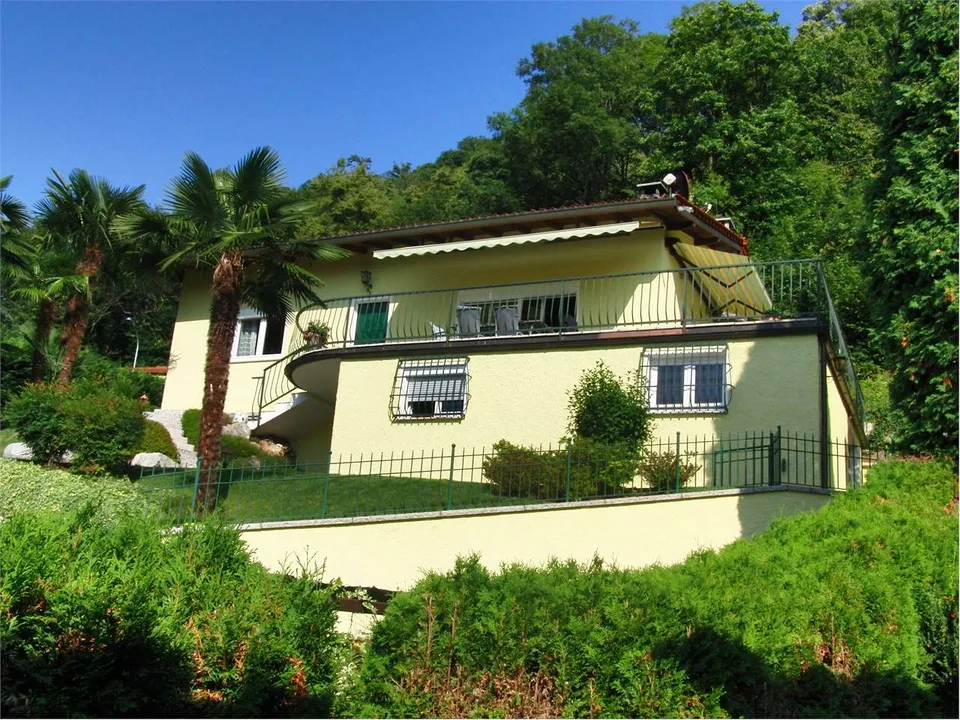 Esclusiva villa in una posizione soleggiata e tranquilla con incantevo