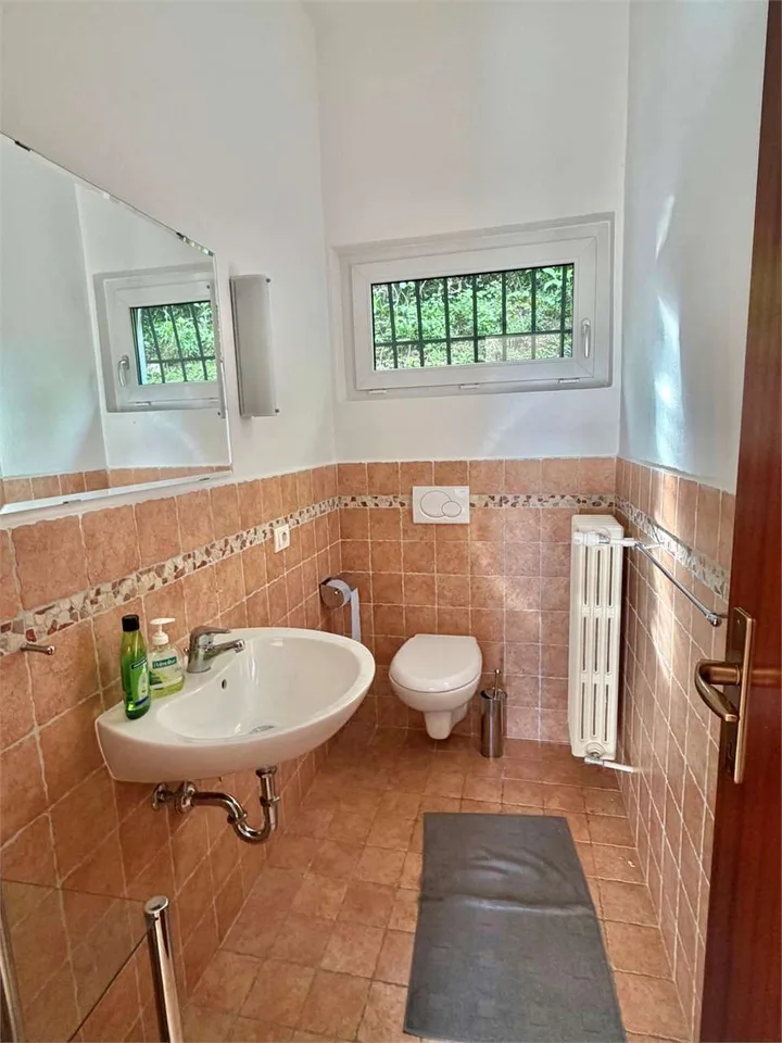 Esclusiva villa in una posizione soleggiata e tranquilla con incantevo – foto 6 di 12