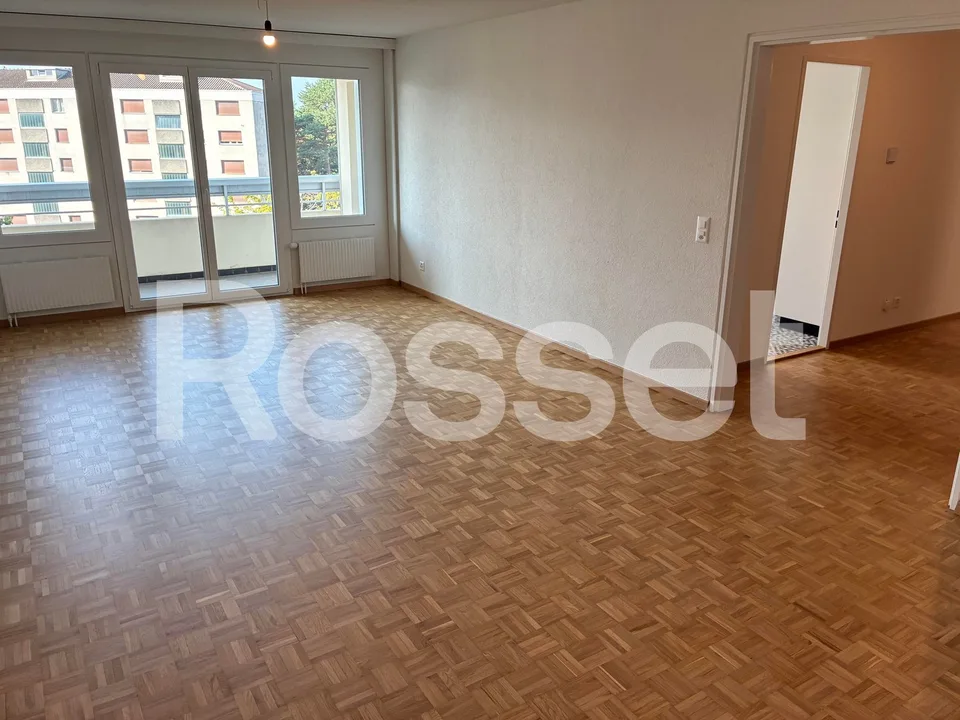 Wohnung mit 5.5 Zimmern und Balkon im 5. Stock