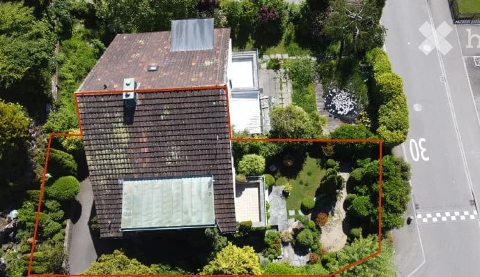 Charming semi-detached house with garden and potential in a central and quiet location in Meilen