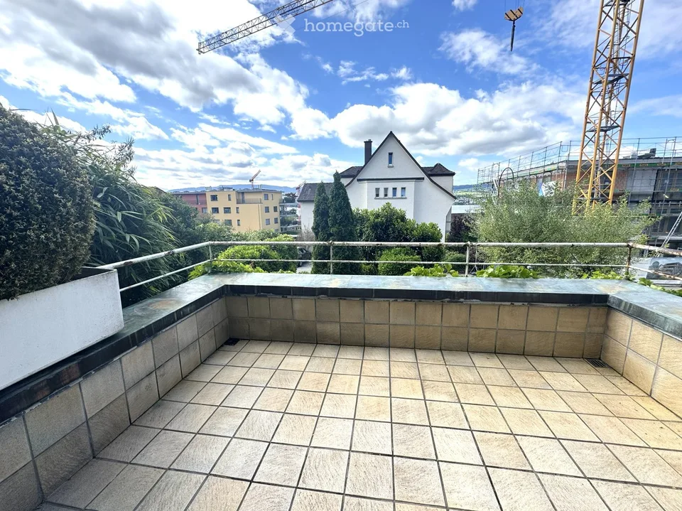 Charming semi-detached house with garden and potential in a central and quiet location in Meilen