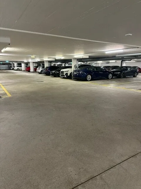 Posto auto in garage sotterraneo - vicino alla fermata dell'autobus Heimstrasse