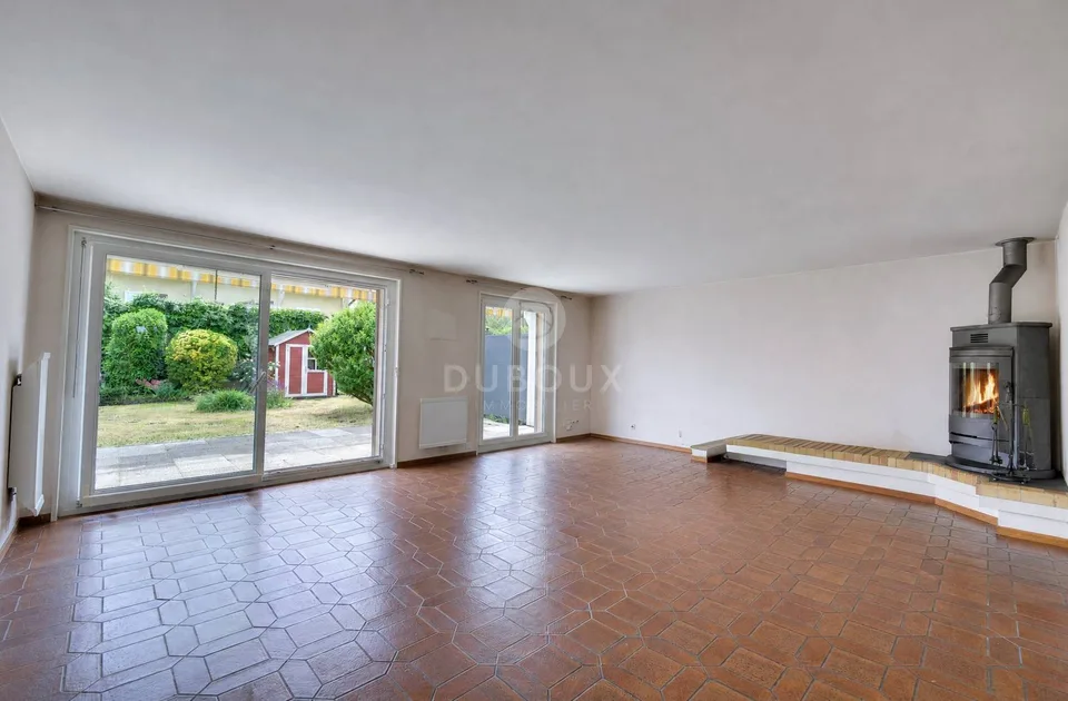 Charming Family Villa with Garden in a Residential Area