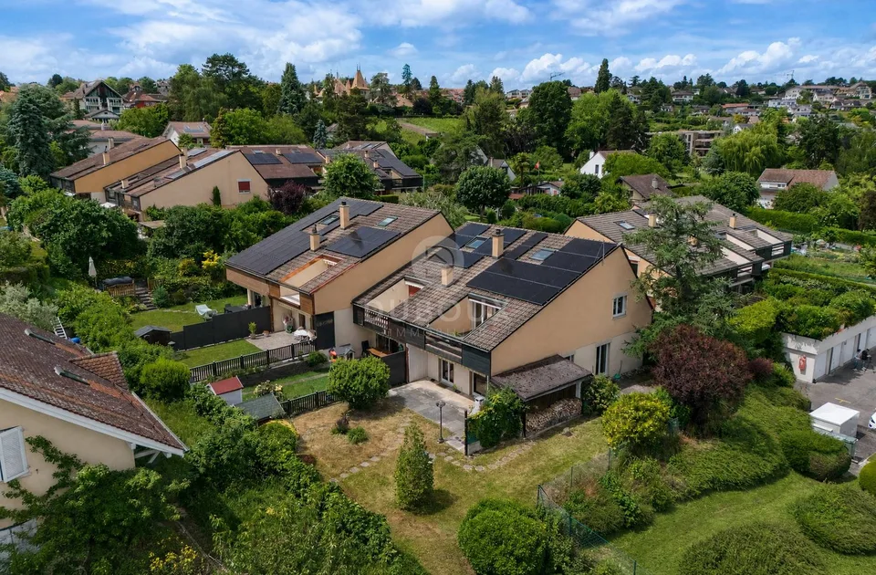 CHARMANTE VILLA FAMILIALE AVEC JARDIN DANS UN QUARTIER RÉSIDENTIEL