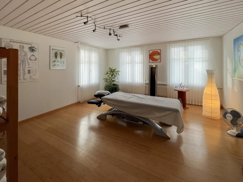 Wohn-/Geschäftshaus mit 3 Gewerbeflächen und 2 Wohnungen