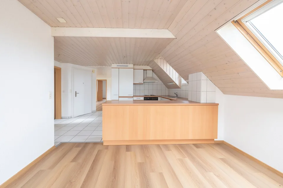 Gemütliche 5 Zimmer-Dachwohnung mit praktischem Grundriss