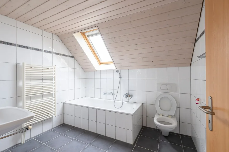 Gemütliche 5 Zimmer-Dachwohnung mit praktischem Grundriss