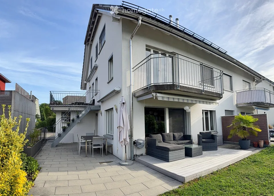 Grosses 7.5-Zimmer-Doppeleinfamilienhaus mit Weitsicht in ruhiger Privatstrasse