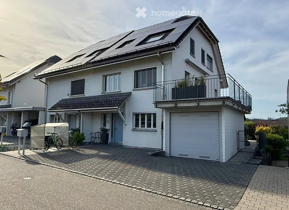 Grosses 7.5-Zimmer-Doppeleinfamilienhaus mit Weitsicht in ruhiger Privatstrasse