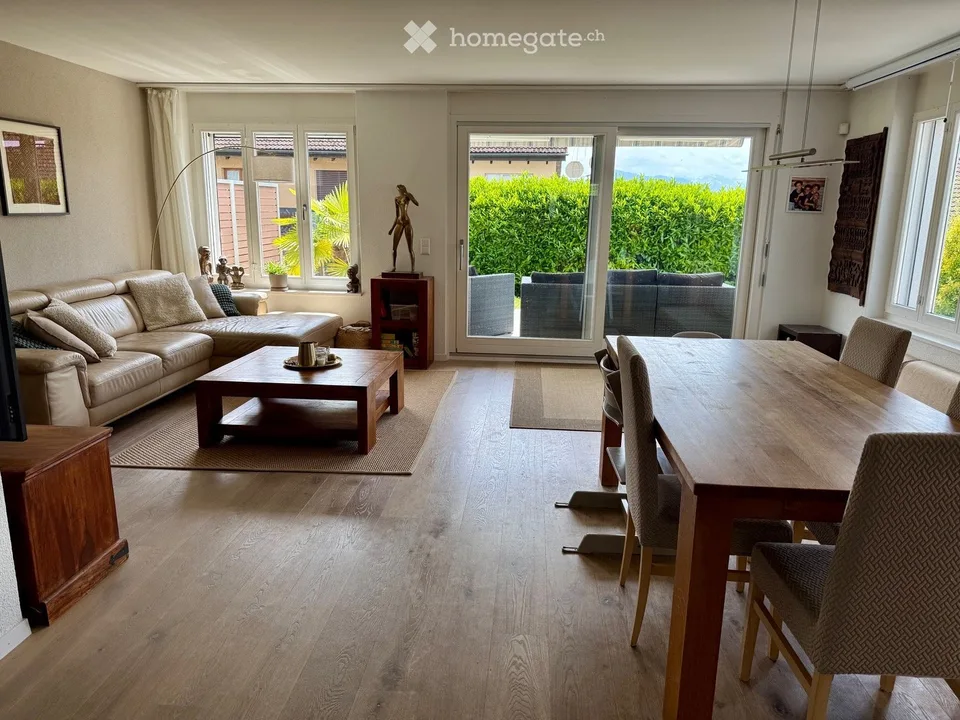 Grosses 7.5-Zimmer-Doppeleinfamilienhaus mit Weitsicht in ruhiger Privatstrasse