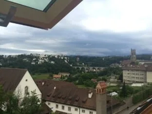 Duplex-Penthouse mit Charme · 5. und letztes Stockwerk · Aufzug · großer baumgesäumter Garten