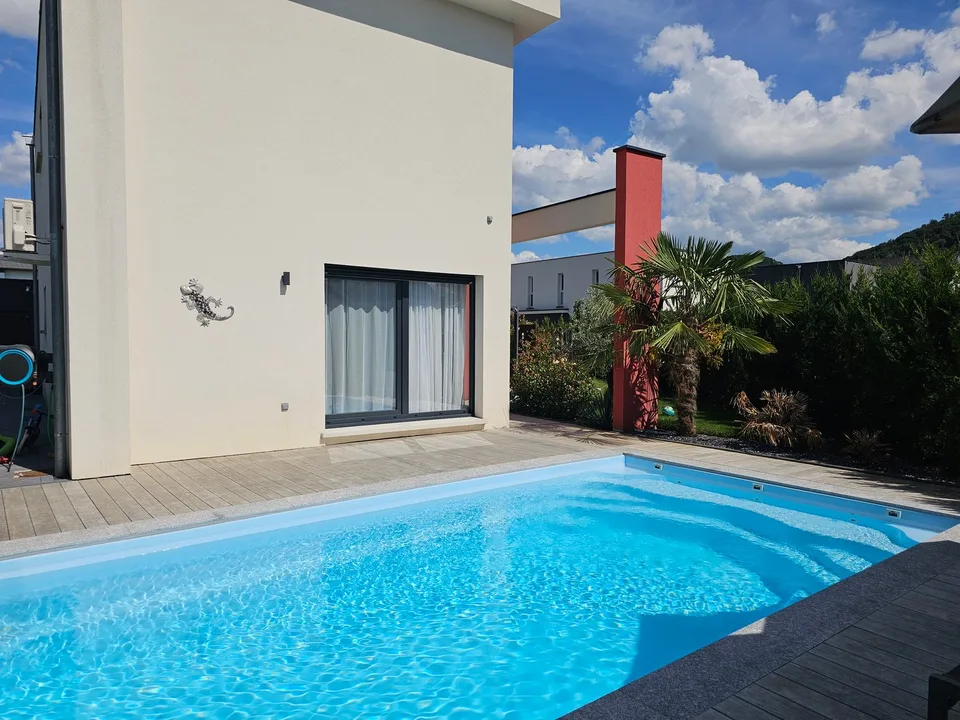 Modernes 6-Zimmer-Einfamilienhaus mit Pool in ruhiger Lage von Leymen