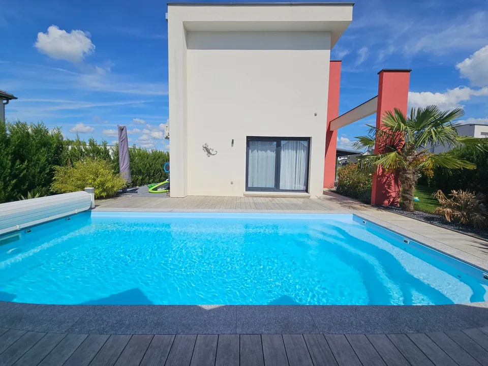 Modernes 6-Zimmer-Einfamilienhaus mit Pool in ruhiger Lage von Leymen
