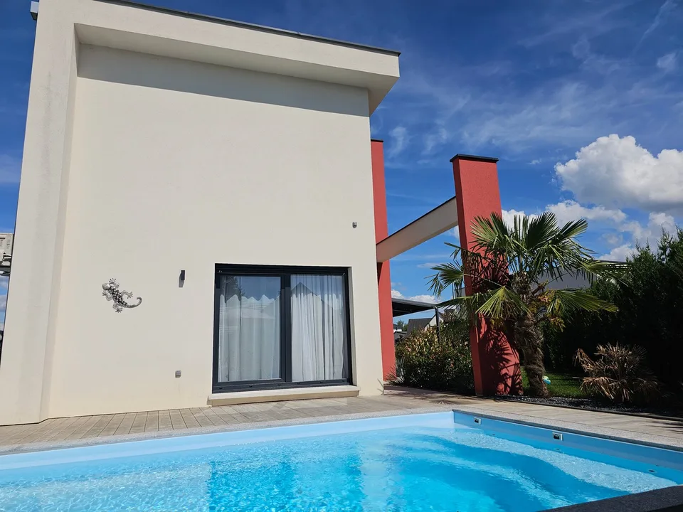 Modernes 6-Zimmer-Einfamilienhaus mit Pool in ruhiger Lage von Leymen