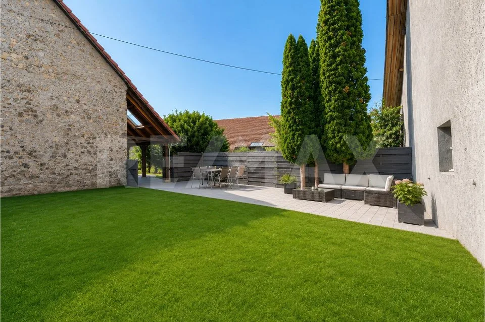 Ampia casa unifamiliare con soffitta, giardino e molta privacy