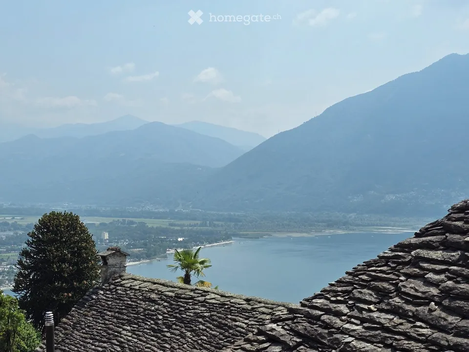 Haus mit Seeblick und Garten zum Renovierung