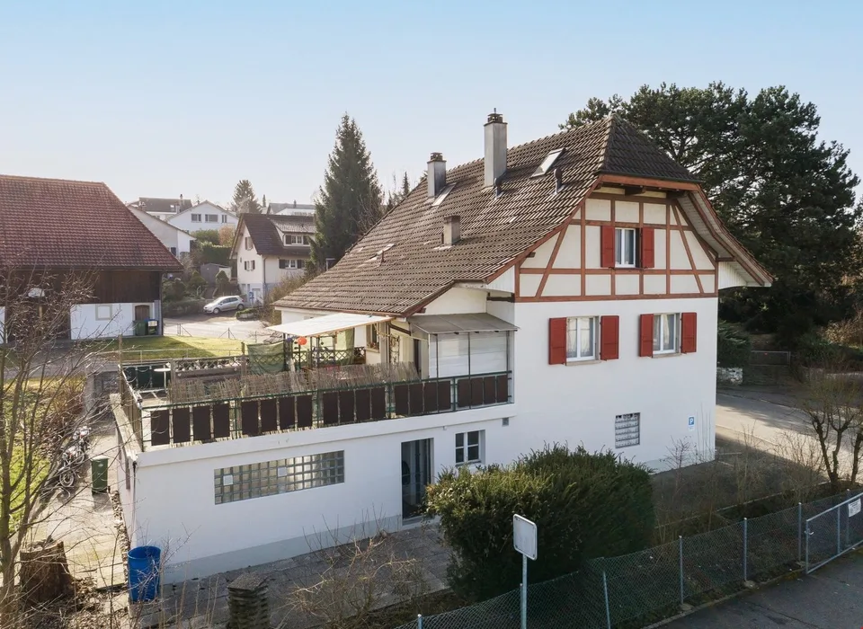 helle 2 1/2 Zimmer Wohnung 2. OG süd mit privatem Balkon und Dachzimmer
