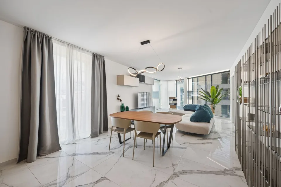 NEUES MÖBLIERTES PENTHOUSE MIT DACHTERRASSE