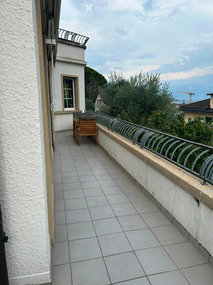 Spacieux appartement de 5.5 pièces avec balcon et vue à Pully