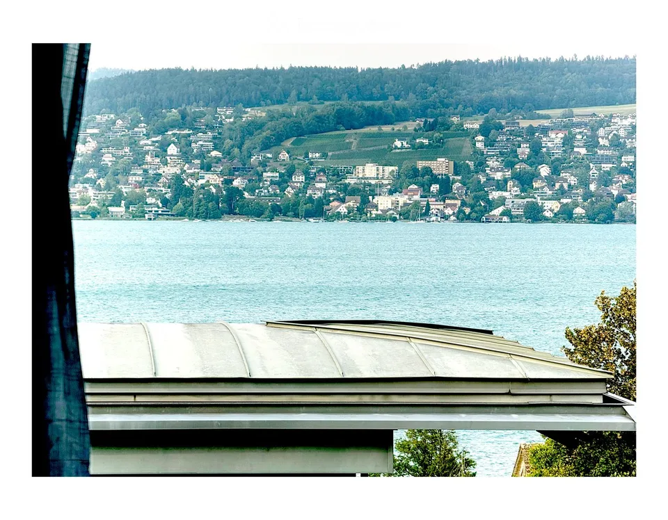 Appartement de 2,5 pièces mansardé meublé avec vue sur le lac à Thalwil, à 3 minutes de la gare