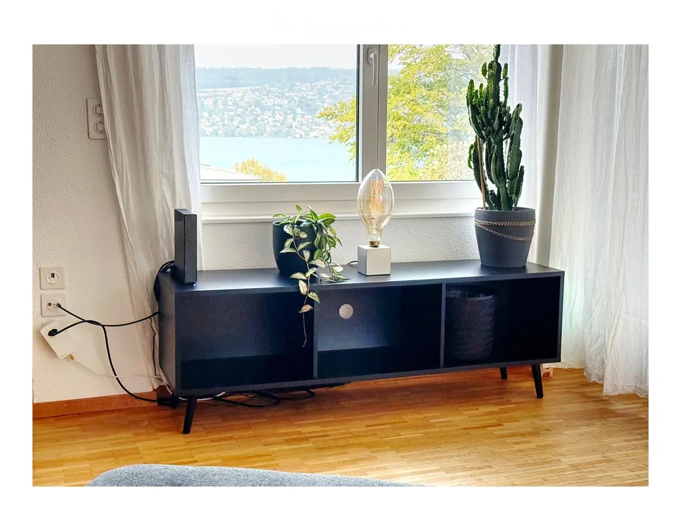 Appartement de 2,5 pièces mansardé meublé avec vue sur le lac à Thalwil, à 3 minutes de la gare