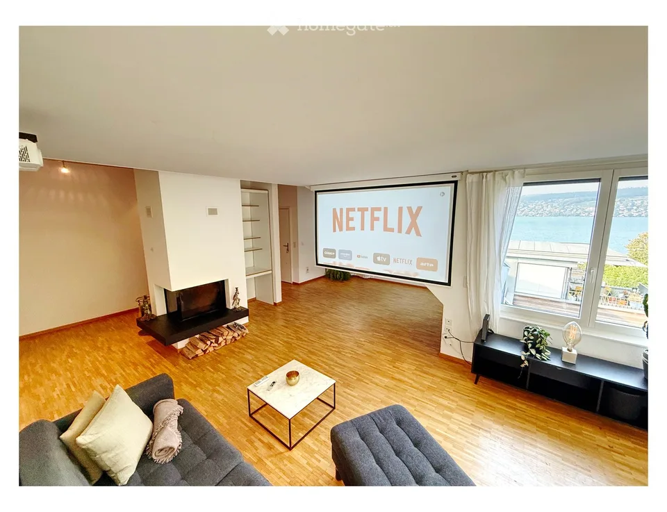 Appartement de 2,5 pièces mansardé meublé avec vue sur le lac à Thalwil, à 3 minutes de la gare