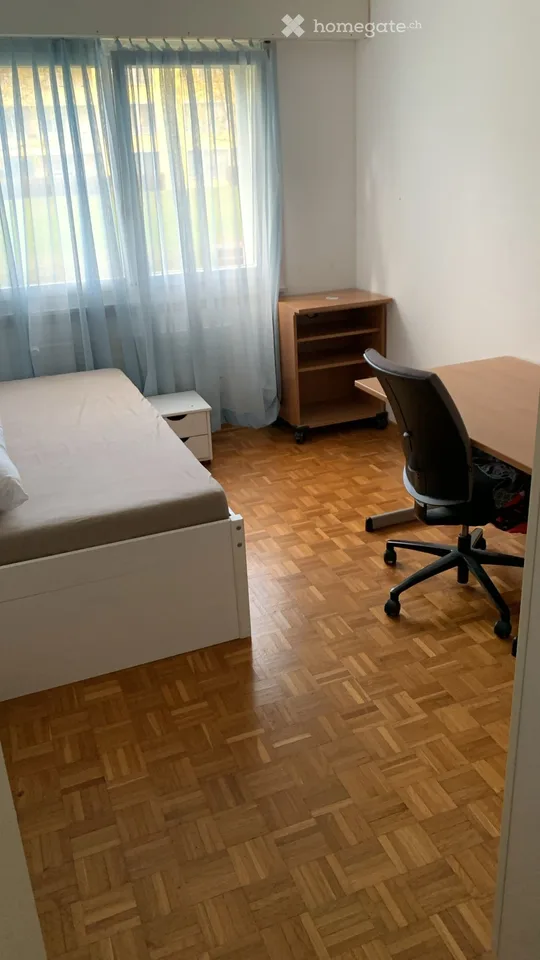 Camera di condivisione luminosa in una zona tranquilla a Volketswil