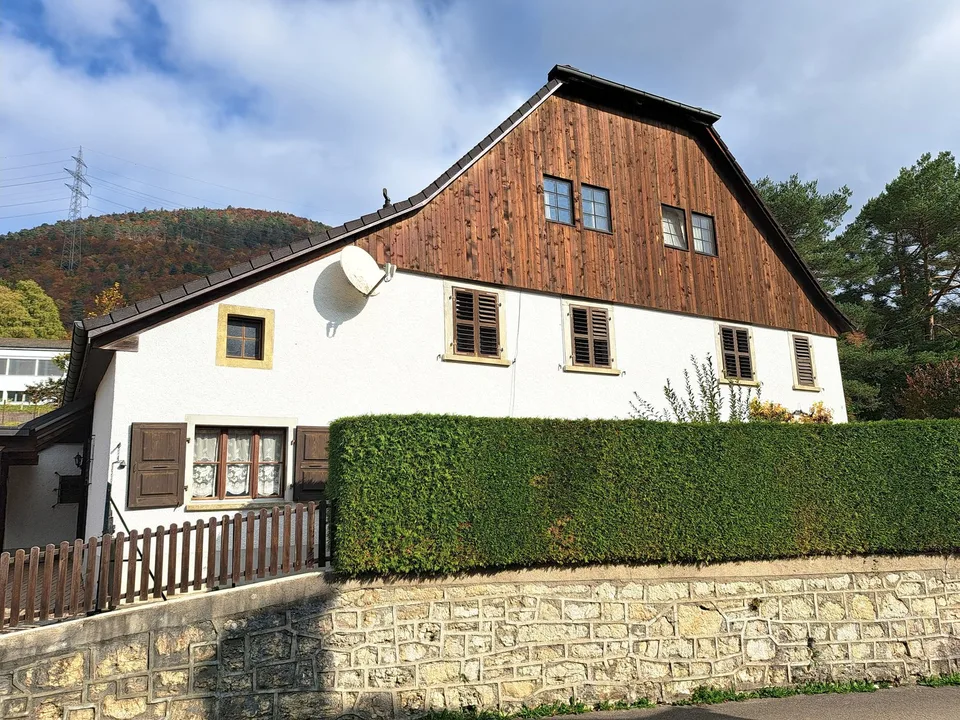 AUSSERGEWÖHNLICHES IMMOBILIEANGEBOT - Großzügiges Dorfhaus mit 2 Wohnungen auf einem großen Grundstück