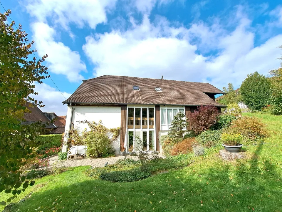 AUSSERGEWÖHNLICHES IMMOBILIEANGEBOT - Großzügiges Dorfhaus mit 2 Wohnungen auf einem großen Grundstück