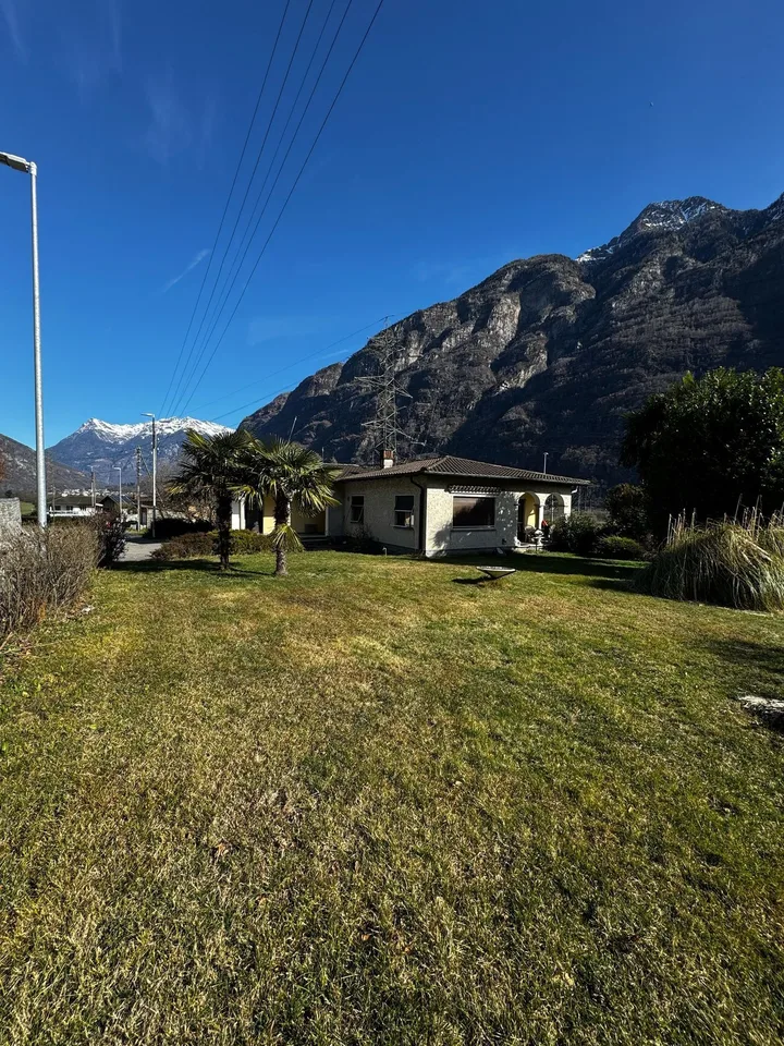 Casa in Vendita nel Comune di Iragna con circa 1570 mq di giardino