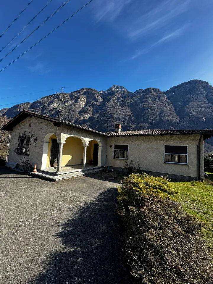 Casa in Vendita nel Comune di Iragna con circa 1570 mq di giardino